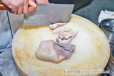天气寒冷,来碗胡椒咸菜猪肚汤来暖胃