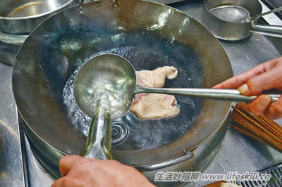 天气寒冷,来碗胡椒咸菜猪肚汤来暖胃