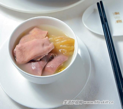 天气寒冷,来碗胡椒咸菜猪肚汤来暖胃
