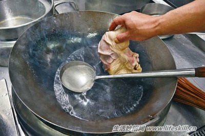 天气寒冷,来碗胡椒咸菜猪肚汤来暖胃