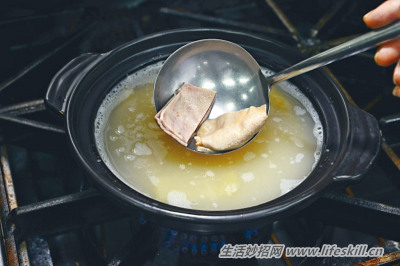 天气寒冷,来碗胡椒咸菜猪肚汤来暖胃