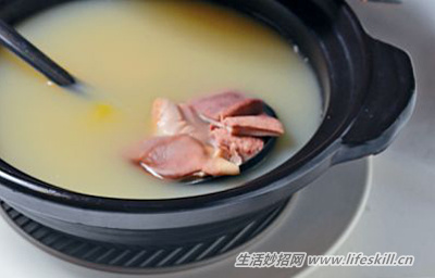 天气寒冷,来碗胡椒咸菜猪肚汤来暖胃