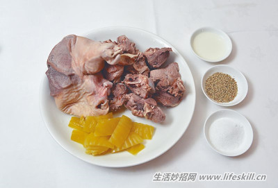 天气寒冷,来碗胡椒咸菜猪肚汤来暖胃