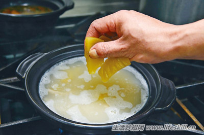 天气寒冷,来碗胡椒咸菜猪肚汤来暖胃