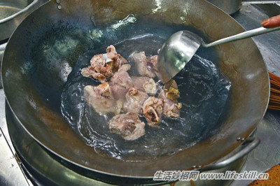 天气寒冷,来碗胡椒咸菜猪肚汤来暖胃